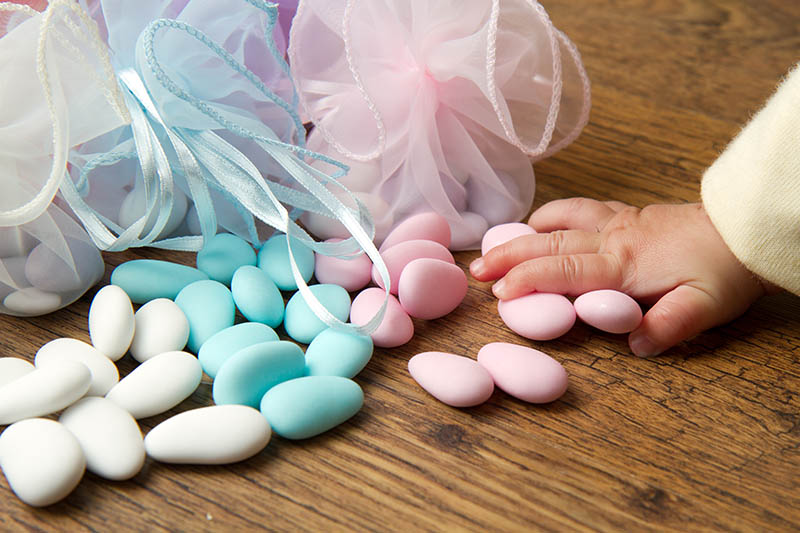 Een leuk babyshower bedankje is een zakje met roze en blauwe snoepjes