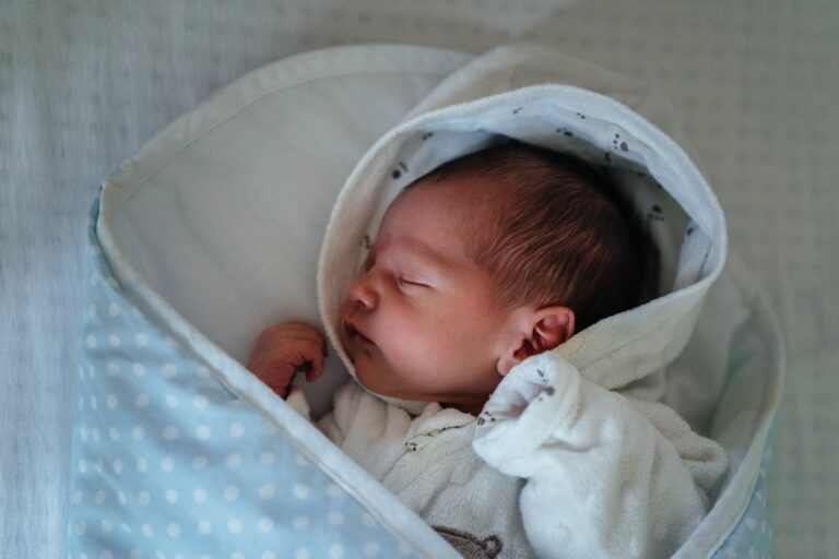 Baby slaapt, wakker maken voor voeding?